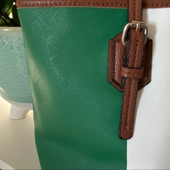 Beautiful Tote Green and White Handbag - Picture 3 of 5
